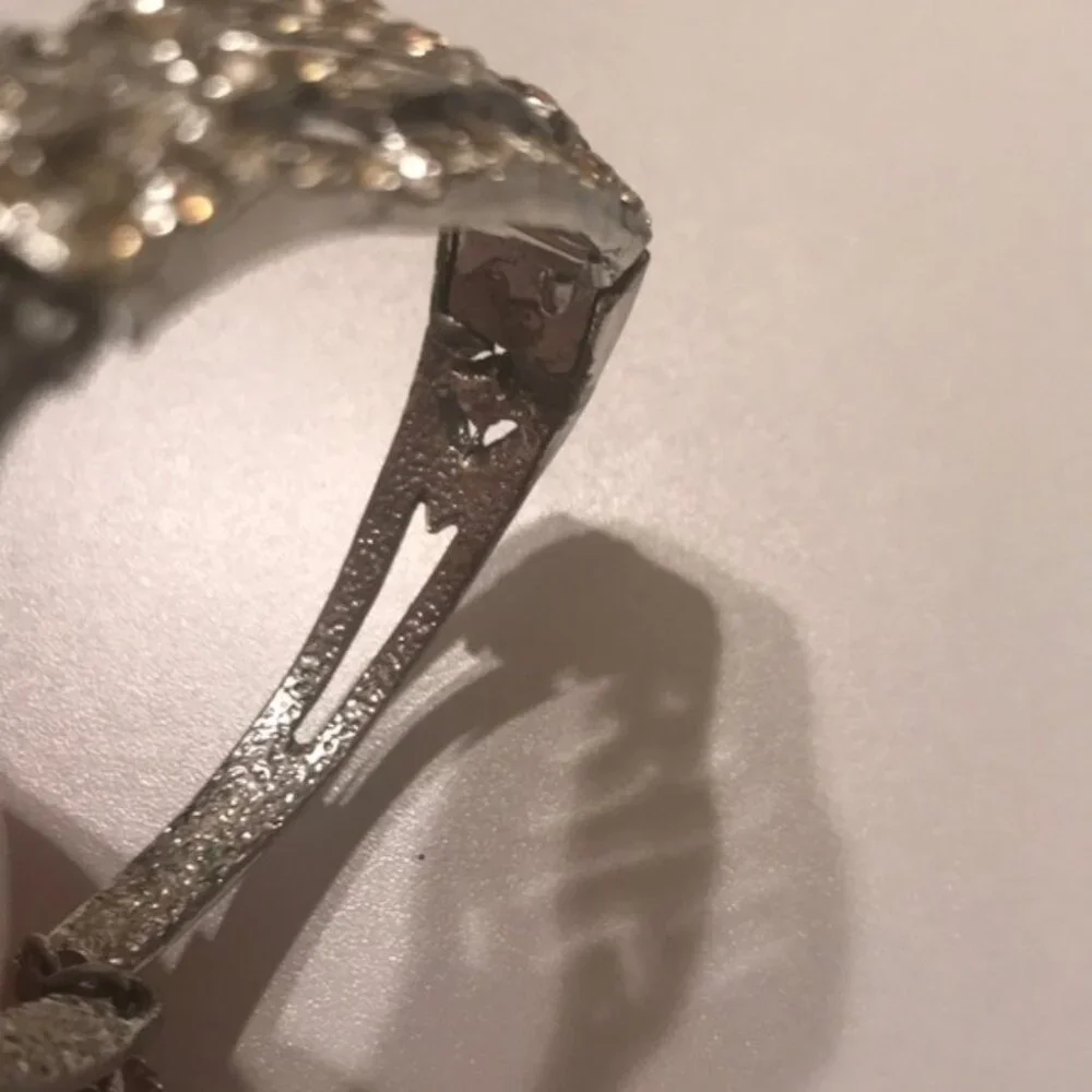 💎✨ Vintage Silver-Tone Rhinestone Hinged Bangle Bracelet w/ Safety Chain - Picture 7 of 8